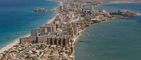 Beach nearby, sun loungers, beach towels