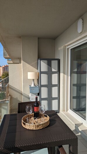 Outdoor dining - Inspiring Beach View for Vacationing, Relaxing or Remote Working (La Manga)