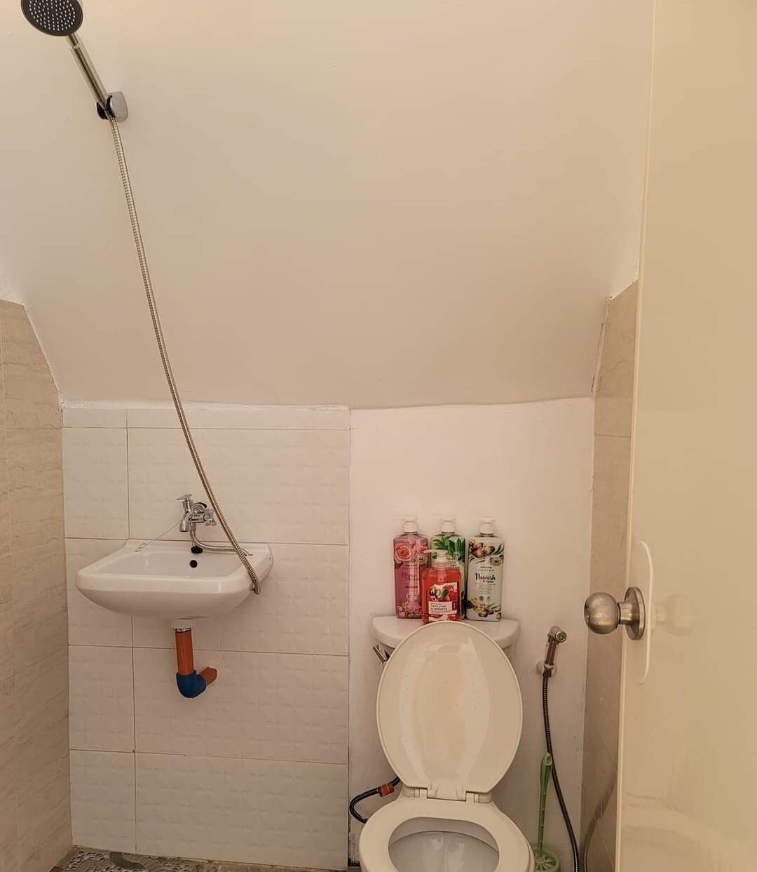Dusch, gratis toalettartiklar, tofflor och bidé