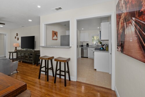 Upgraded 3B/1Bth w GreatA to Nat'l Parks & Airport