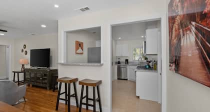 Upgraded 3B/1Bth w GreatA to Nat'l Parks & Airport