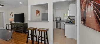 Upgraded 3B/1Bth w GreatA to Nat'l Parks & Airport