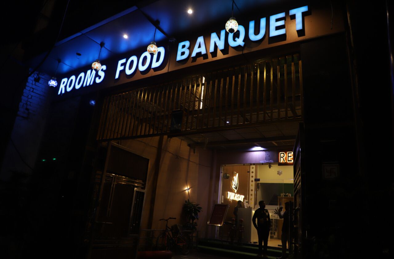Un edificio con un letrero que dice "ROOM'S FOOD BANQUET".