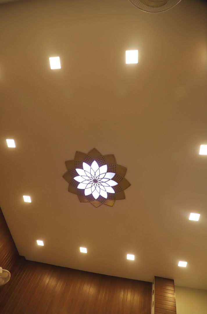 Techo con iluminación empotrada y una lámpara decorativa.
