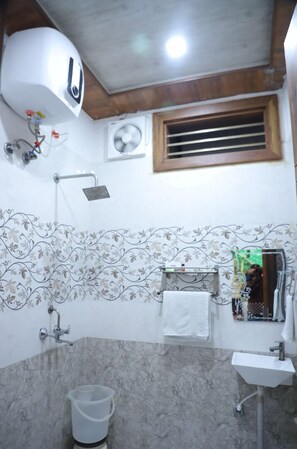 Chambre Supérieure | Salle de bain | Douche, douche à « effet pluie », serviettes fournies, savon