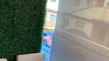 Comfort Studio, 1 Queen Bed, City View | Terrace/patio