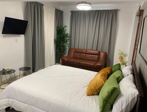 Comfort Studio, 1 Queen Bed, City View | Free WiFi, bed sheets