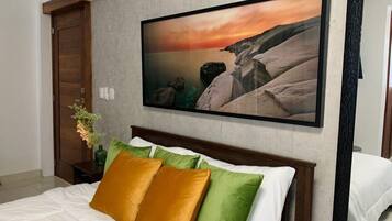 Comfort Studio, 1 Queen Bed, City View | Free WiFi, bed sheets