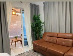Comfort-studiolejlighed - 1 queensize-seng - byudsigt | Opholdsområde | 42-tommers smart-tv med digitale kanaler, tv