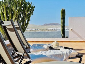 Unclassified image, 3 of 44, button