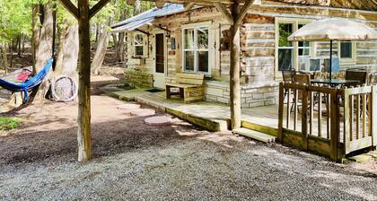 Northwind Cottage #3, Cozy cabin in the woods, 1 block from the Bay.