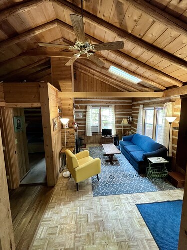 Northwind Cottage #3, Cozy cabin in the woods, 1 block from the Bay.