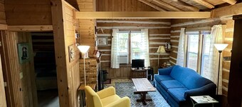 Northwind Cottage #3, Cozy cabin in the woods, 1 block from the Bay.