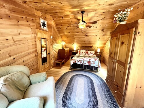 Northwind Cottage #1, Families and dogs welcome! Walk to the village and the beach!