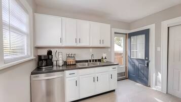 Køleskab, mikrobølgeovn, ovn, kogeplade