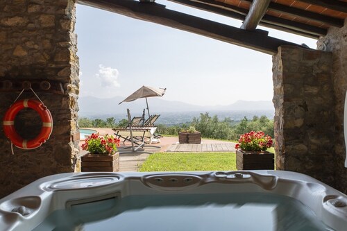 Big Private Garden, AC, Swimming Pool, Hot Tub, Huge Play Area, & Great Views