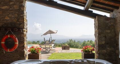 Big Private Garden, AC, Swimming Pool, Hot Tub, Huge Play Area, & Great Views