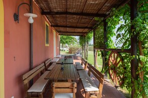Outdoor dining - Big Private Garden, AC, Swimming Pool, Hot Tub, Huge Play Area, & Great Views (Segromigno in Monte)