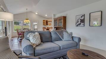 Een smart-tv, een open haard en boeken