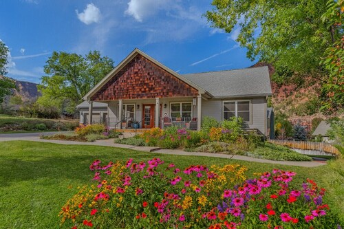 Peaceful & Spacious Home with Sauna • Sleeps 12