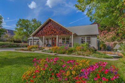 Peaceful & Spacious Home with Sauna • Sleeps 12