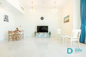 Studio Deluxe | Aire de séjour | Téléviseur connecté de 55 po avec télévision par satellite, téléviseur