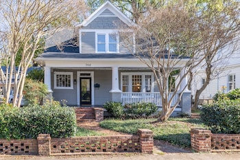 Magnolia Manor - Private Backyard - Close to Downtown