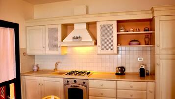 Een koelkast, een magnetron, een oven, een broodrooster