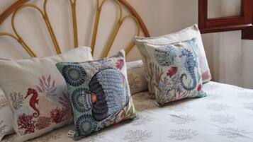 1 slaapkamer, een strijkplank/strijkijzer, gratis wifi, beddengoed