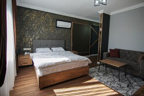 Tweepersoonskamer | Een bureau, een laptopwerkplek, verduisterende gordijnen