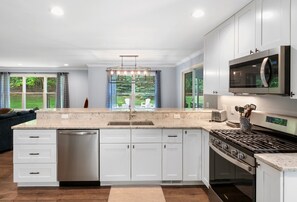 Jääkaappi, mikroaaltouuni, uuni, liesi