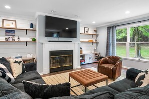 Älytelevisio, takka, videopelejä, pöytäjalkapallopöytä