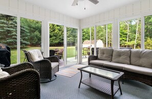 Smart TV, chimenea, videojuegos, futbolito