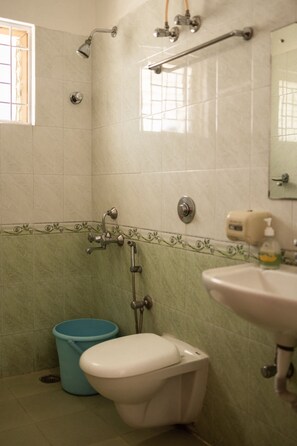 Shower, free toiletries, towels, soap - Catalyst Suites (Bengaluru)