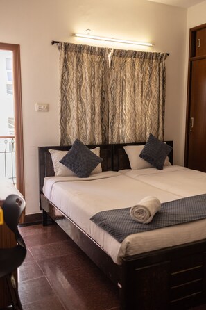 Standard Room | Desk, free WiFi, bed sheets - Catalyst Suites (Bengaluru)