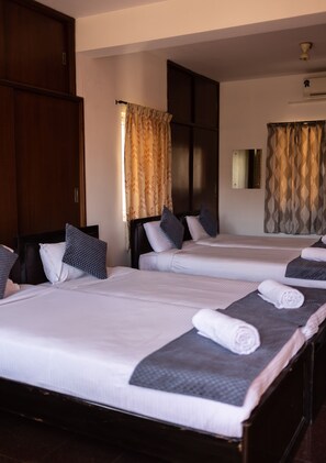 Family Room | Desk, free WiFi, bed sheets - Catalyst Suites (Bengaluru)