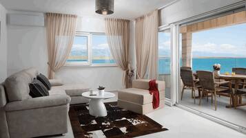 Deluxe Apartment A3 | Oppholdsområde | En 100-centimeters Flatskjerm-TV med Parabol-TV samt TV