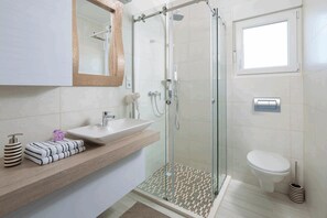 Douche, séchoir à cheveux, serviettes fournies