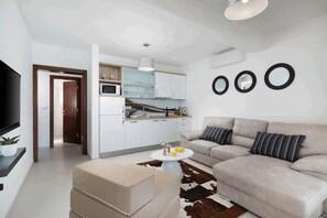 Premium Apartment A2 | Eigene Küche | Kühlschrank, Mikrowelle, Herdplatte, Geschirrspüler