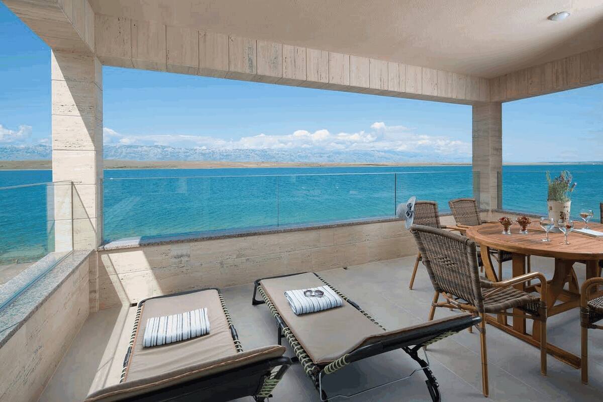 Premium Apartment A2 | Hiên