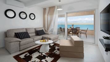 Premium Apartment A2 | Wohnbereich | 100-cm-Flachbildfernseher mit Satellitenempfang, Fernseher