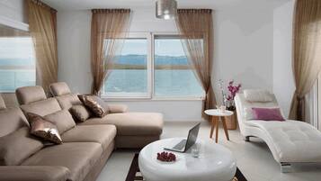 Royal Apartment A1 | Oppholdsområde | En 100-centimeters Flatskjerm-TV med Parabol-TV samt TV