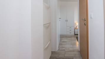 Eenvoudig appartement | Woonruimte | Een 100-cm flatscreentelevisie met digitale zenders en televisie