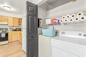Fridge, microwave, oven, stovetop - Ground Level UNC 2BR 2BA w/ Pool - Pet Friendly (Chapel Hill)