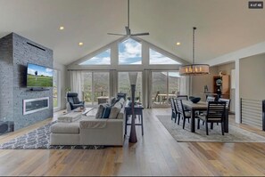 Tv, eldstad och kontor