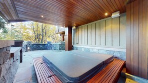 Outdoor spa tub - Stunning 3 Bedroom / 3.5 Bathroom Blueberry house with breathtaking Mountain Views (Whistler)