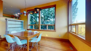 Dining - Stunning 3 Bedroom / 3.5 Bathroom Blueberry house with breathtaking Mountain Views (Whistler)