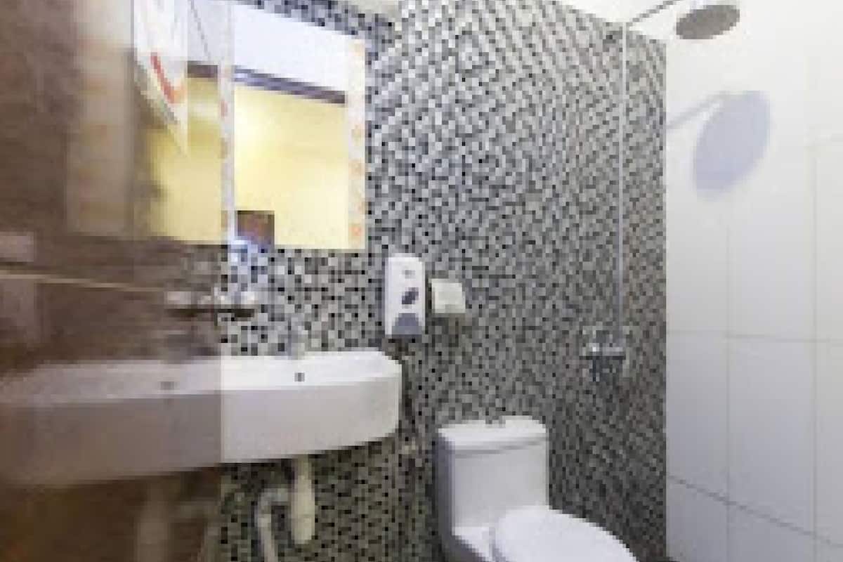 Shower, rainfall showerhead, free toiletries, hair dryer