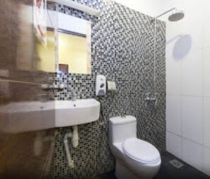Shower, rainfall showerhead, free toiletries, hair dryer - GOLDEN PALACE HOTEL (Kuala Lumpur)