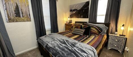 2 多间卧室、办公桌、WiFi